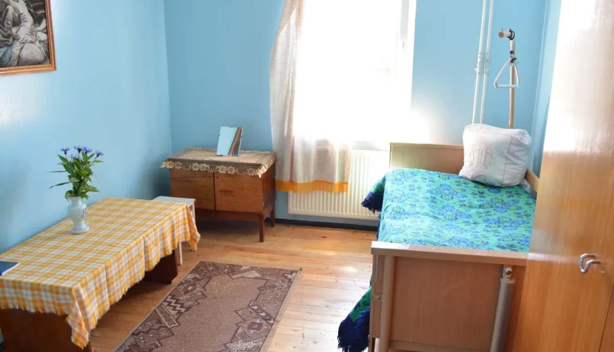 Vieta dviviečiame kambaryje Krakių Švč. Mergelės Marijos senelių globos namuose